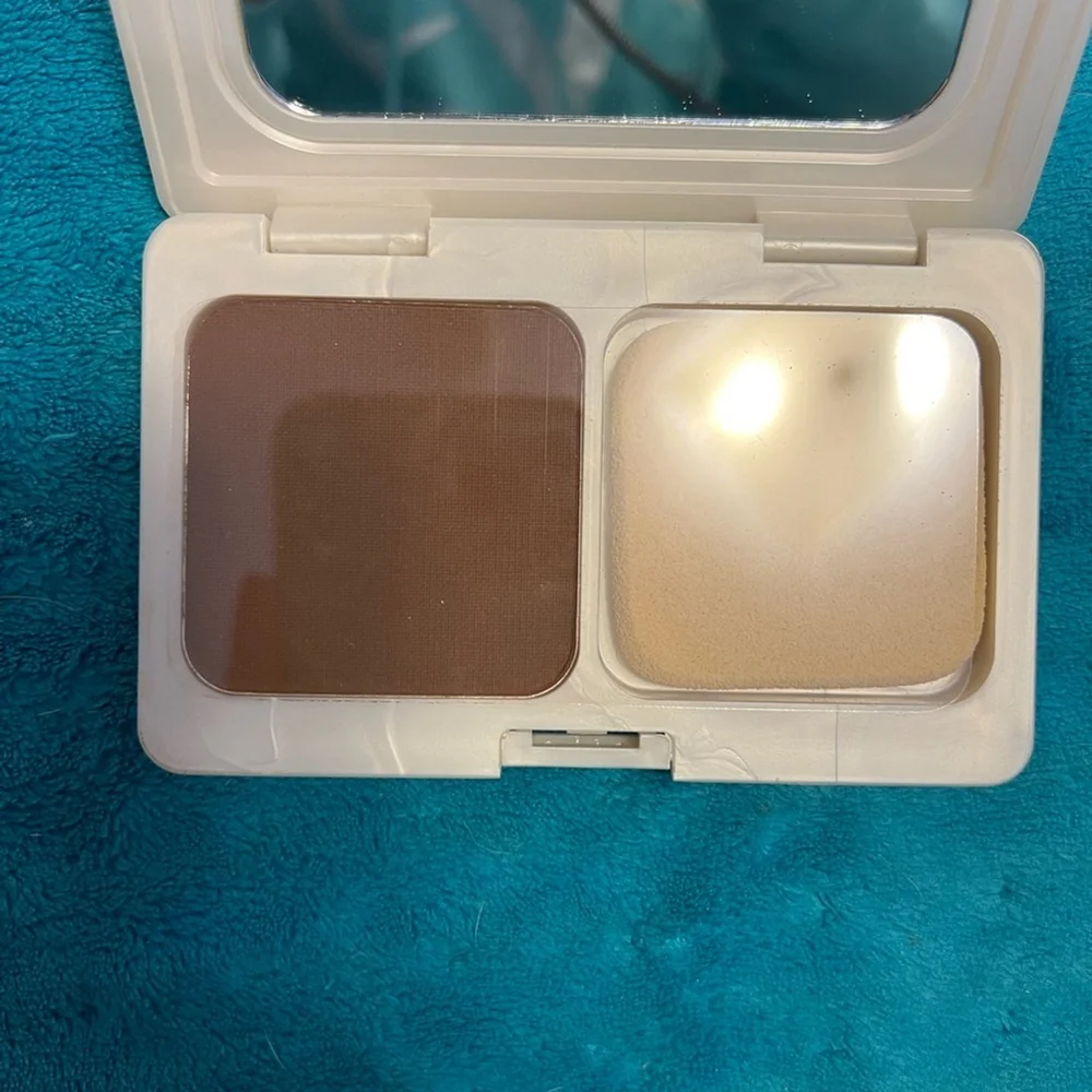 Merle Norman Luxiva Ultra Powder Foundation- Shade ULTRA NUTMEG-NWOB